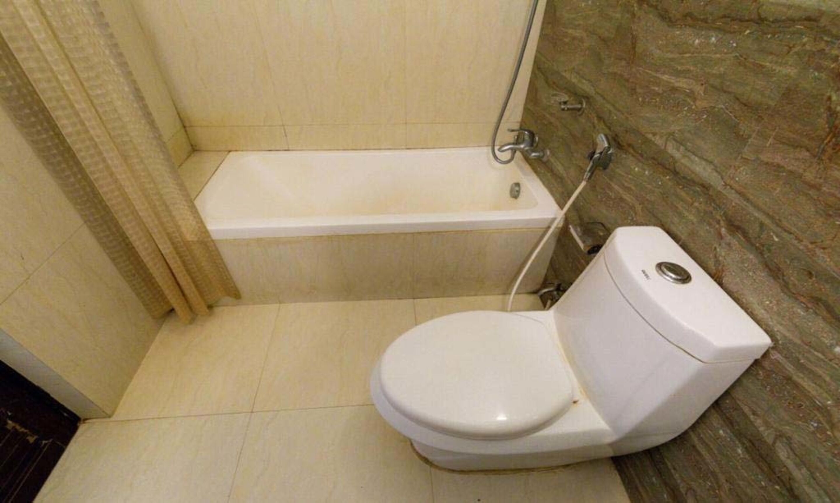 Un baño con bañera, inodoro y ducha.
