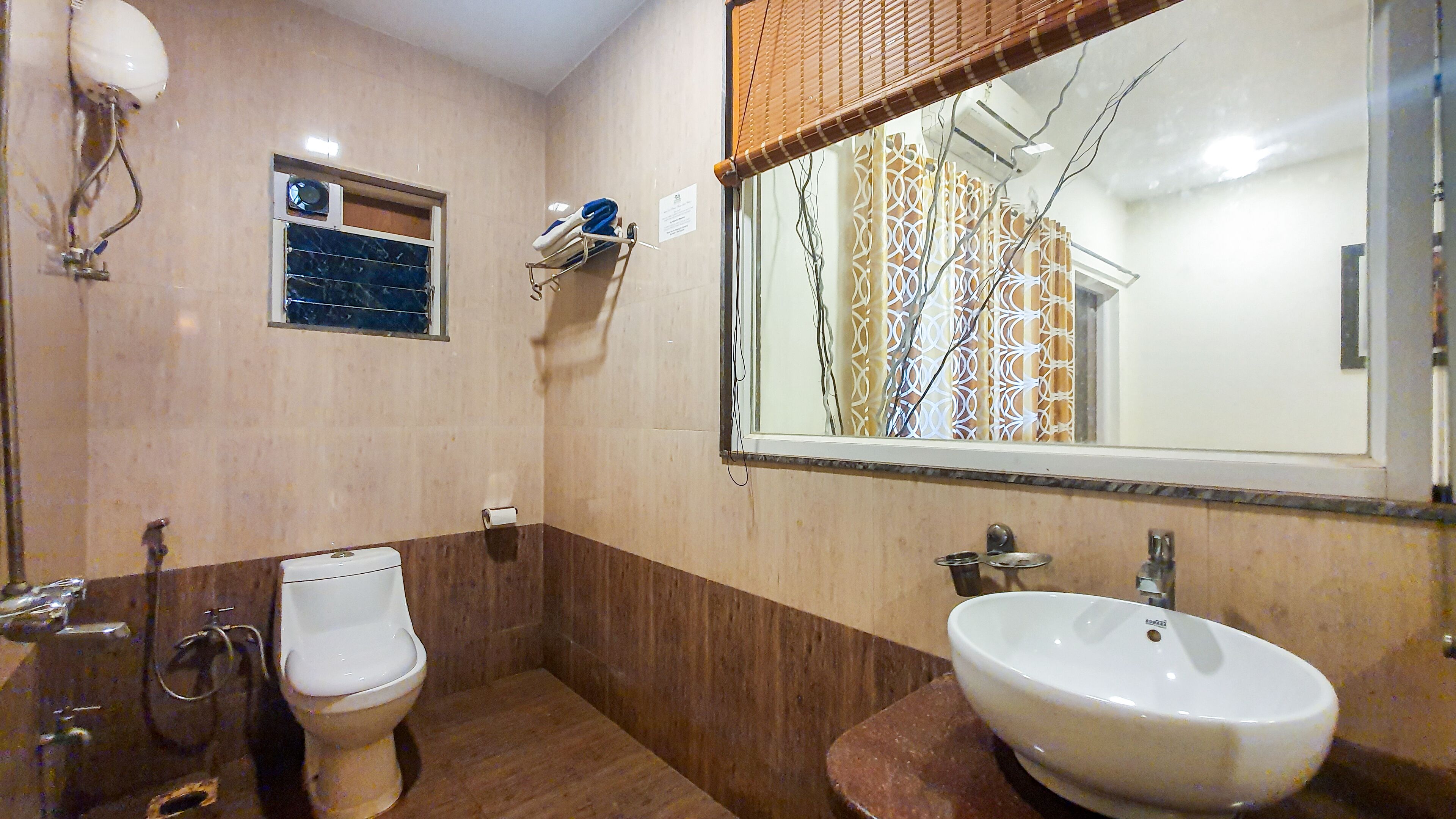 Un baño con inodoro, lavabo y zona de ducha.