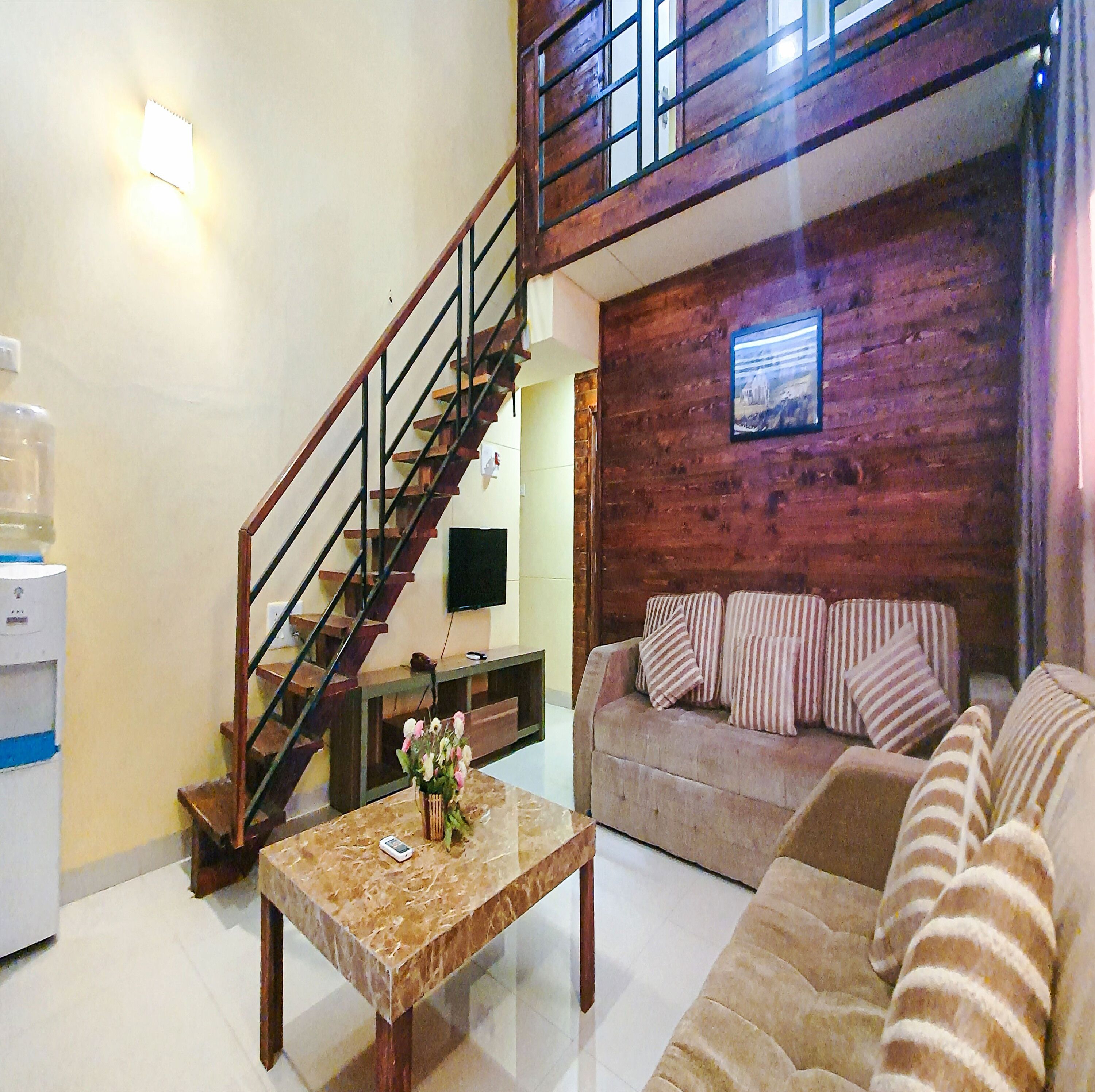 4 Bedroom Villa | 거실 공간 | 케이블 채널 시청이 가능한 24인치 LCD TV