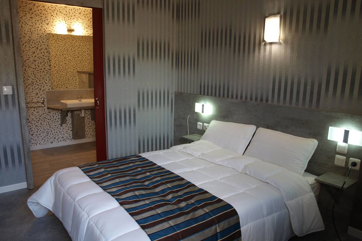 أغطية فراش متميزة وبديكورات فريدة لكل غرفة ومكتب وستائر تعتيم