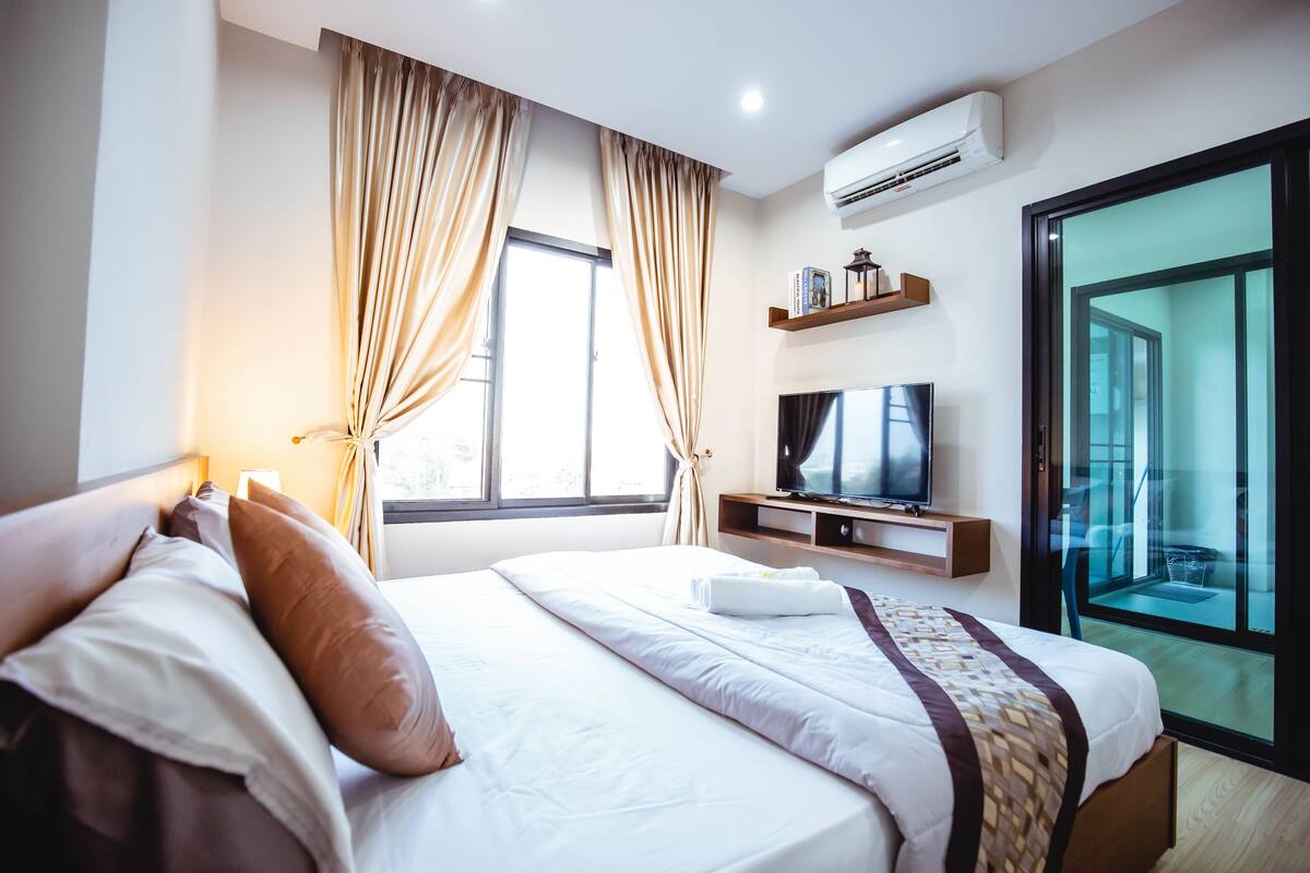 One-Bedroom | Desk, blackout drapes, WiFi (free)