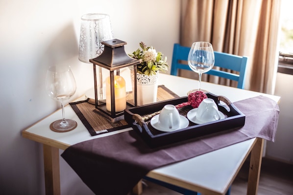 One-Bedroom | Skrivbord, mörkläggningsgardiner och gratis wi-fi