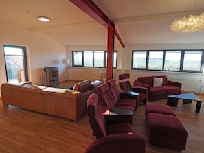 Apartment, 6 bedrooms, 5 bathrooms, sauna, terrace, garden | Salle de séjour | Télévision LED, cheminée