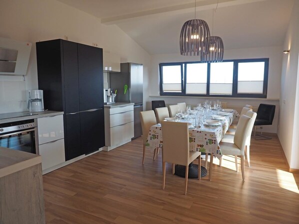 Apartment, 6 bedrooms, 5 bathrooms, sauna, terrace, garden | Cuisine privée | Réfrigérateur, micro-ondes, cafetière/bouilloire