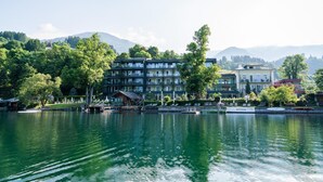 Un hotel a orillas del lago con varias edificaciones, un muelle y un bote.