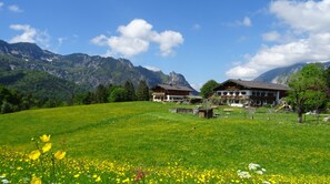 Property grounds - Ferienwohnung "Watzmann" für 2-4 Pers., ca. 50 qm, 1 Schlaf- und 1 Kinderzimmer, Wohnküche, Balkon (Bischofswiesen)