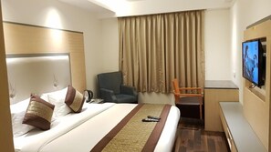 A hotel room with a bed, a desk, a chair, and a television. - Hotel Superb New Delhi Railway Station (New Delhi)