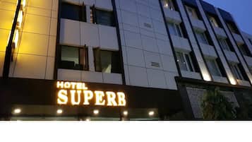 Bagian depan properti - sore/malam