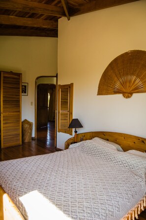 3 habitaciones, escritorio, tabla de planchar con plancha y wifi 