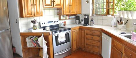 Een koelkast, een magnetron, een oven, een kookplaat