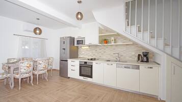 Jääkaappi, liesi, astianpesukone, kahvin-/teenkeitin