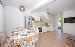 Réfrigérateur, plaque de cuisson, lave-vaisselle, cafetière/bouilloire