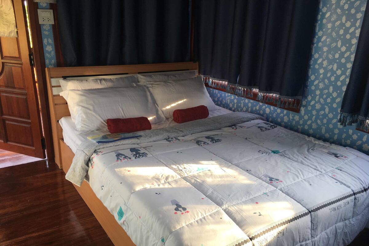 Cortinas blackout, wifi gratis y ropa de cama