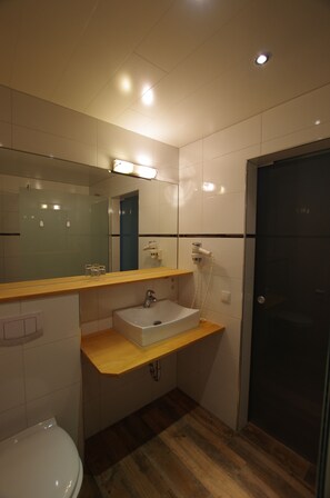 Chambre double | Salle de bain | Douche, articles de toilette (gratuits), séchoir à cheveux