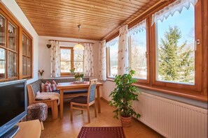 TV - Ferienwohnung Untersberg, für 2 Personen, 45 qm, mit Dusche/WC, Balkon, Wohn-/ Schlafraum getrennt (Schönau am Königssee)