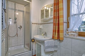 Dusche, Haartrockner, Handtücher