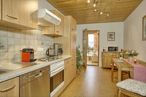 Fridge, microwave, oven, stovetop - Ferienwohnung Untersberg, für 2 Personen, 45 qm, mit Dusche/WC, Balkon, Wohn-/ Schlafraum getrennt (Schönau am Königssee)