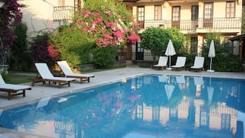 Piscine extérieure, parasols de plage, chaises longues
