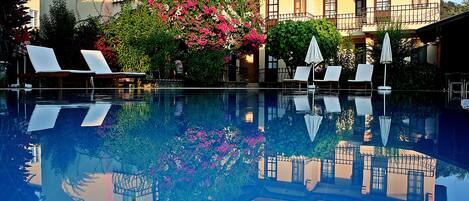 Außenpool, Sonnenschirme, Liegestühle