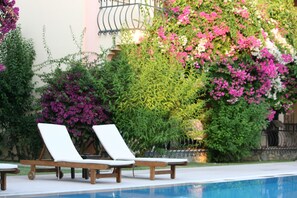Outdoor pool, pool umbrellas, pool loungers - Gorkem Apart Hotel (Fethiye)