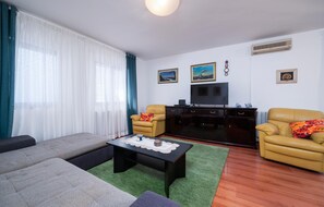 Fernseher, Kamin, Stereoanlage