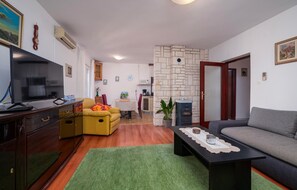 Televisión, chimenea y estéreo 