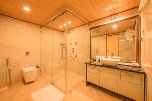 Shower, free toiletries, hair dryer, towels - White Lotus Hotel (Udupi)
