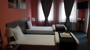 A hotel room with two beds, a TV, a painting, and a window with curtains. - Simona Hotel Frankfurt Airport (Hofheim am Taunus)