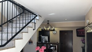 A staircase with a black railing leading to a landing. - Simona Hotel Frankfurt Airport (Hofheim am Taunus)