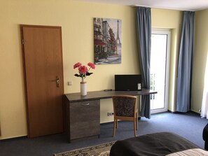 Triple Room | Free WiFi, bed sheets - Simona Hotel Frankfurt Airport (Hofheim am Taunus)