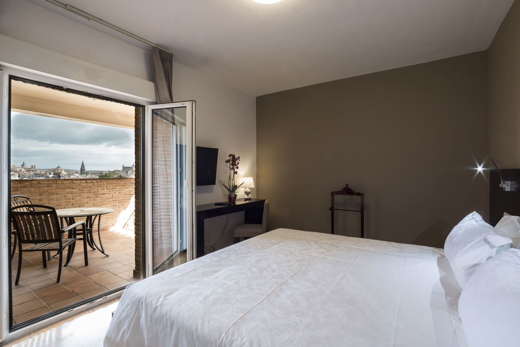Minibar, escritorio, cortinas blackout y wifi gratis 
