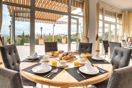 Daily cooked-to-order breakfast for a fee. Hotel Abacería