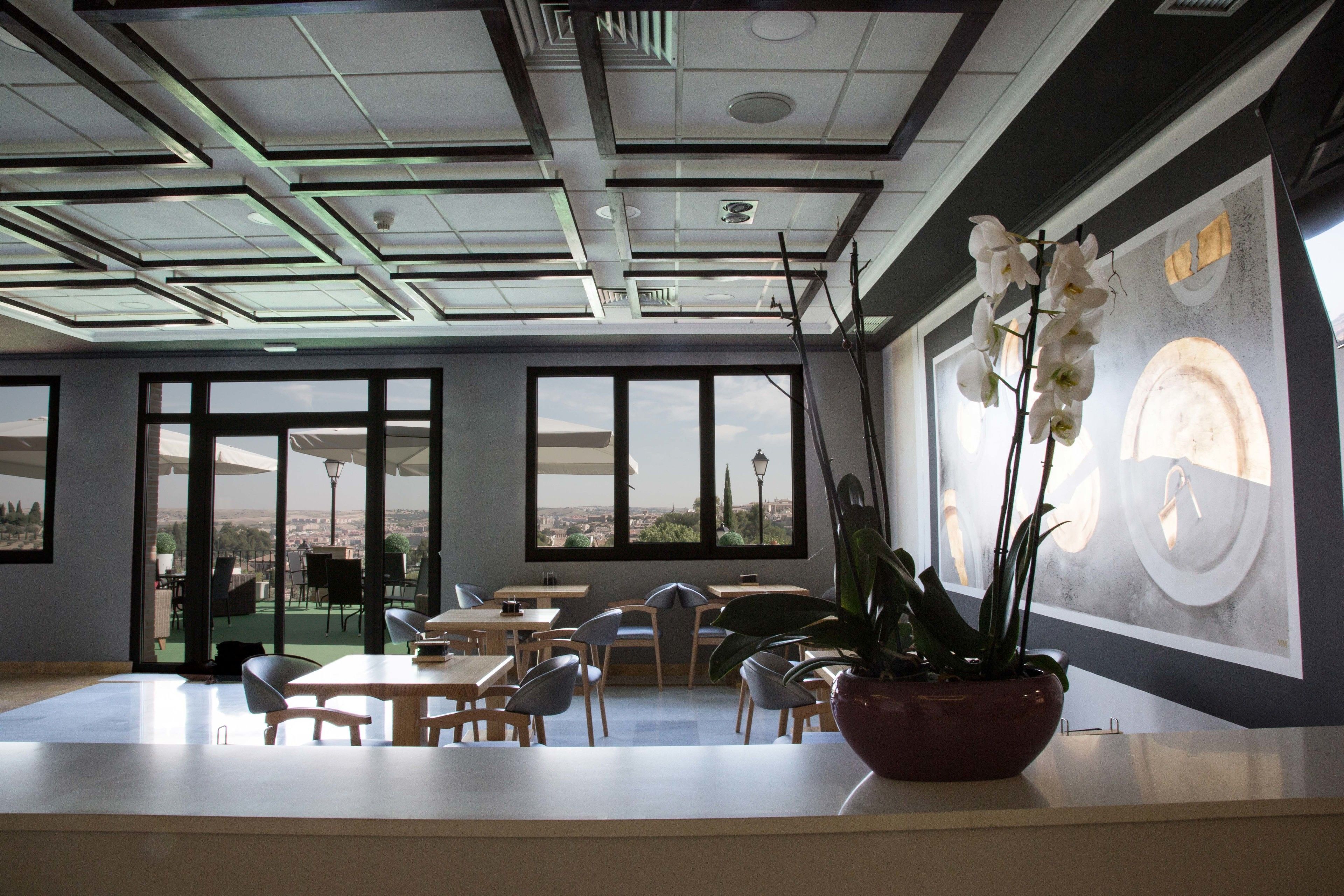 serves breakfast and dinner