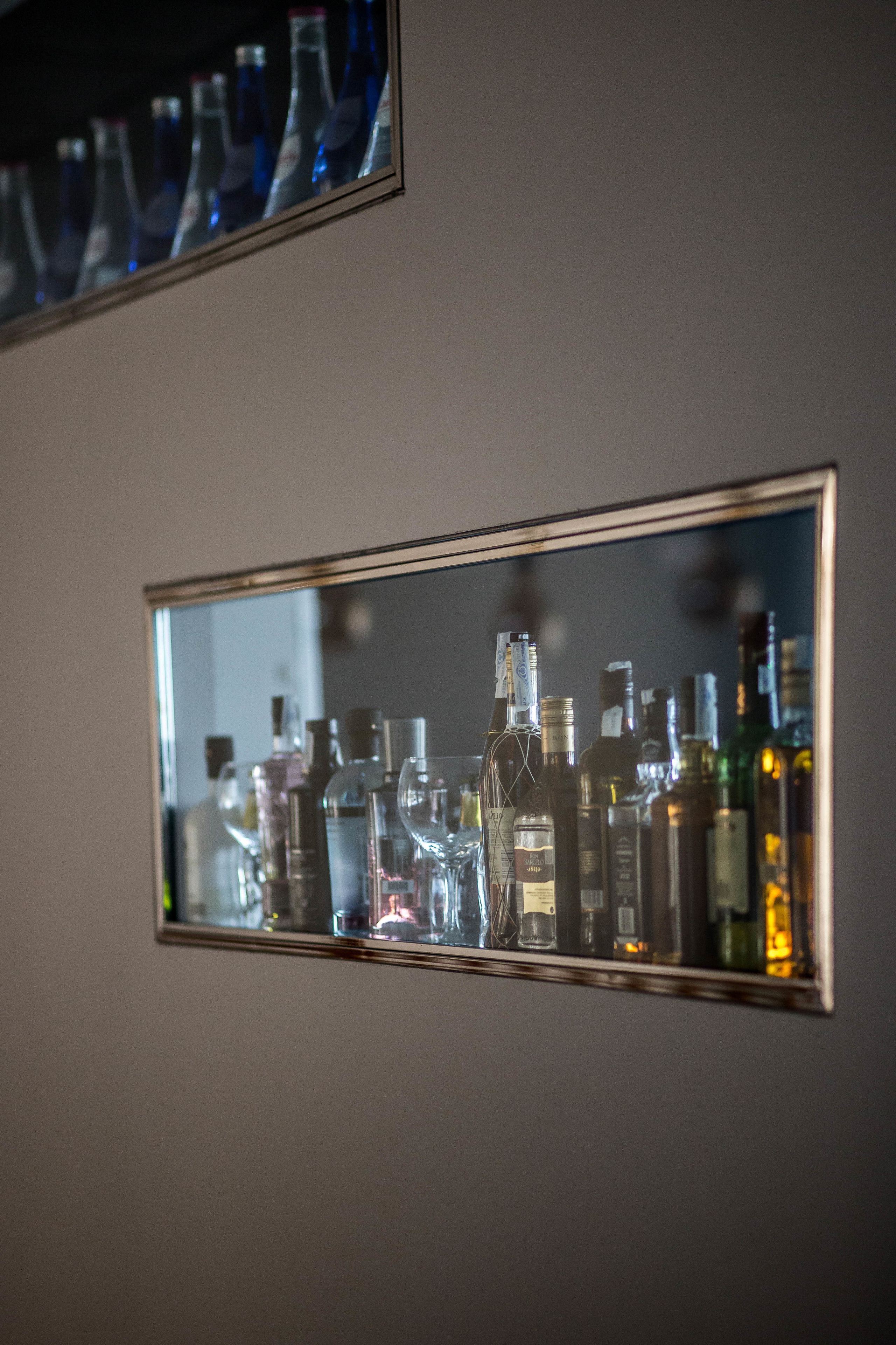 serves breakfast and dinner