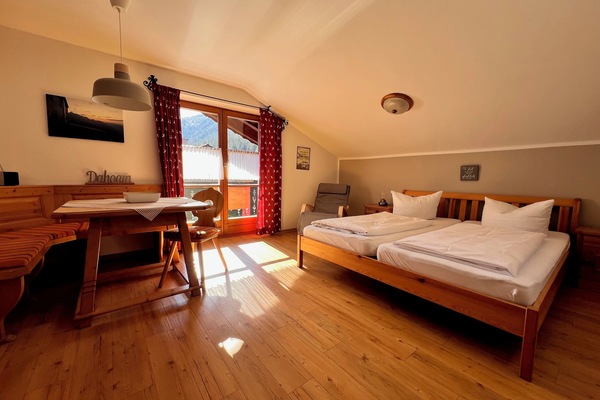 Ferienwohnung Nr. 15, 1-2 Personen, 33 qm, Wohn-/Schlafraum, Balkon-Blick ins Wohn-/Schlafzimmer