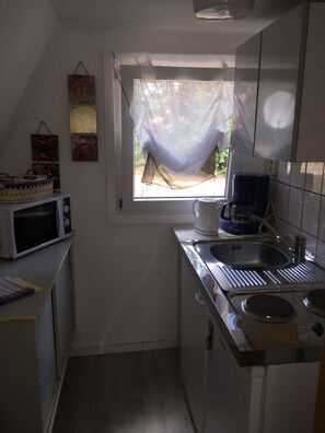 Fridge, microwave, stovetop, coffee/tea maker