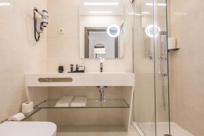 Habitación estándar con 2 camas individuales | Baño | Regadera, amenidades de baño gratuitas, secadora de cabello, toallas 