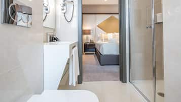 Suite | Bathroom | Shower, free toiletries, hair dryer, towels