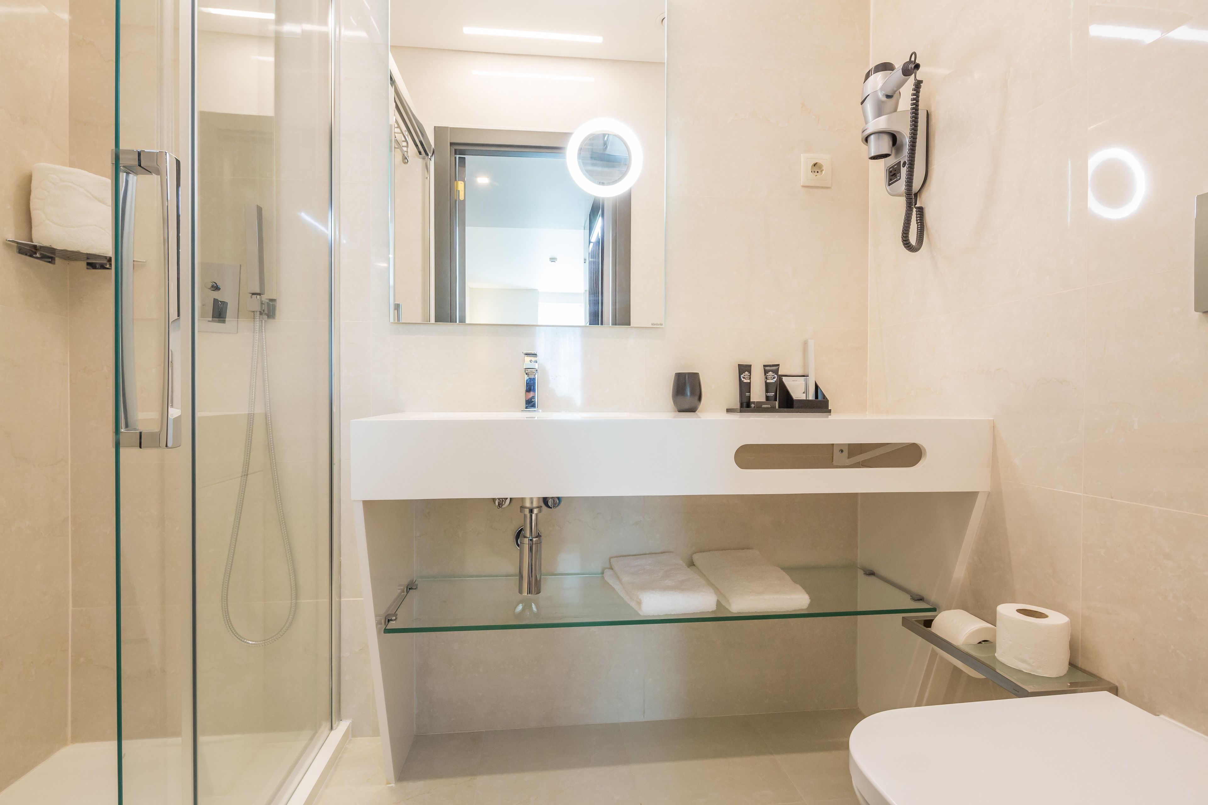 suite | bathroom | shower, free toiletries, hair dryer, towels