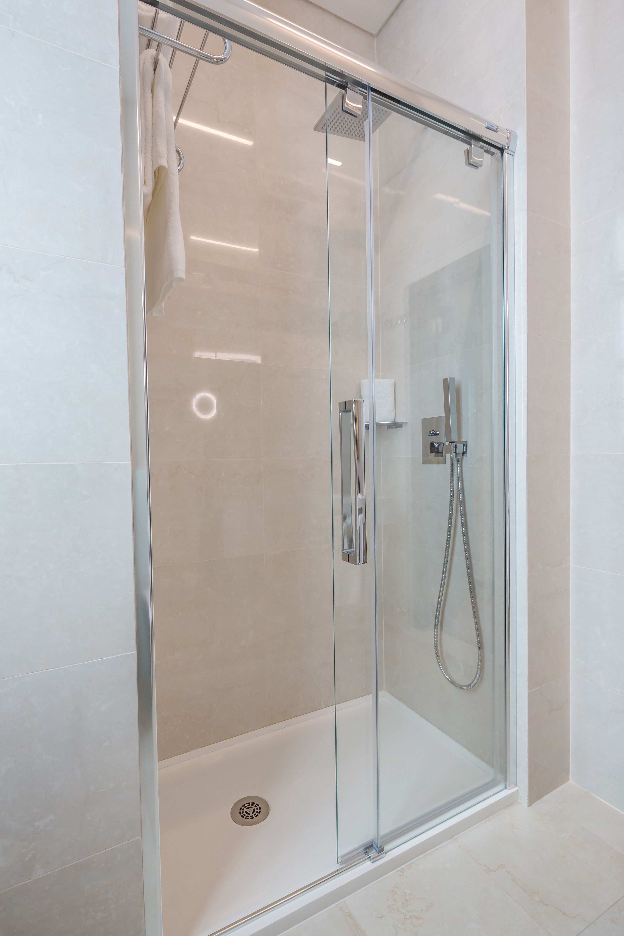 standard double room | bathroom | shower, free toiletries, hair dryer, towels