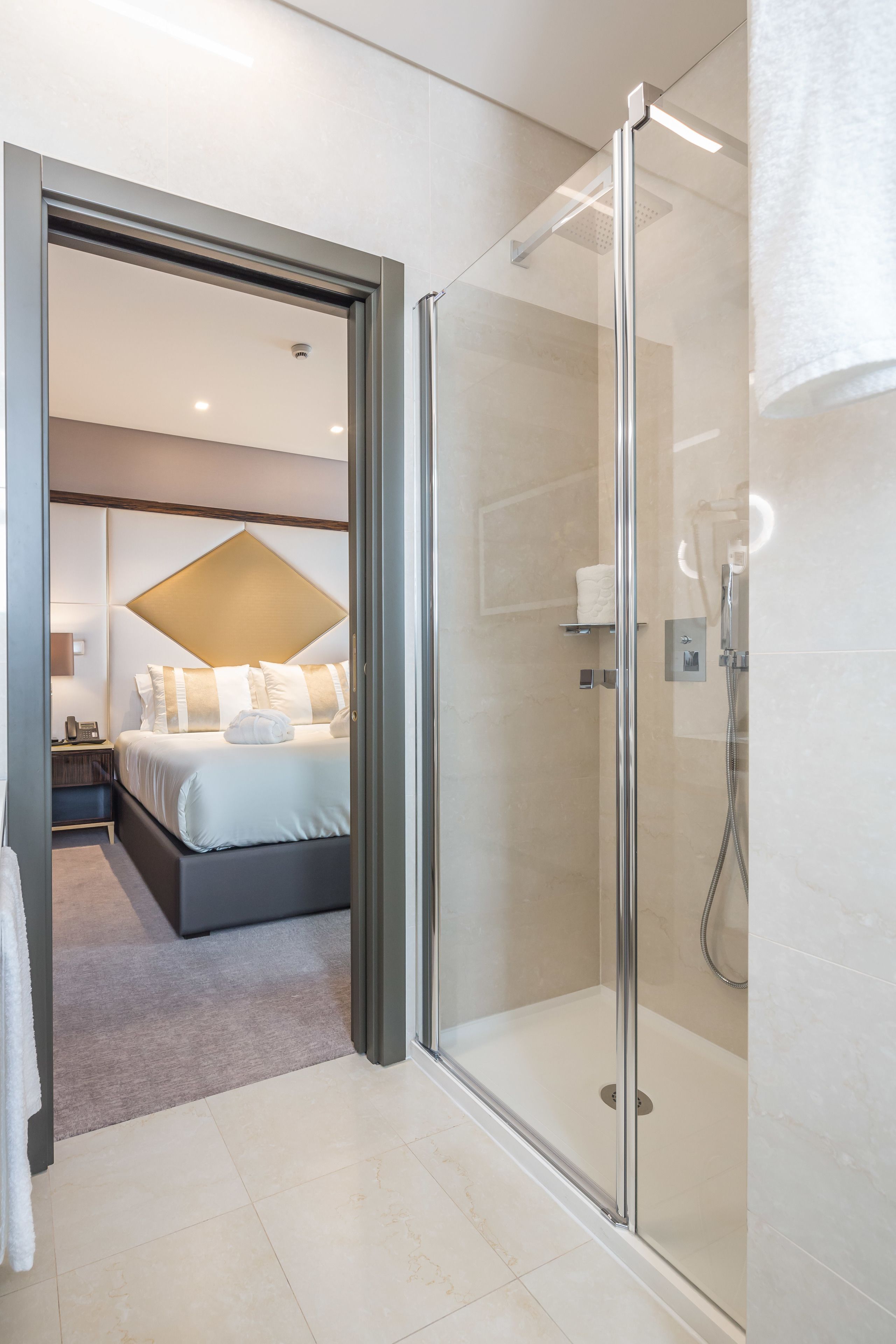 Suite | Salle de bain | Douche, articles de toilette gratuits, sèche-cheveux