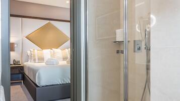 Suite | Salle de bain | Douche, articles de toilette gratuits, sèche-cheveux