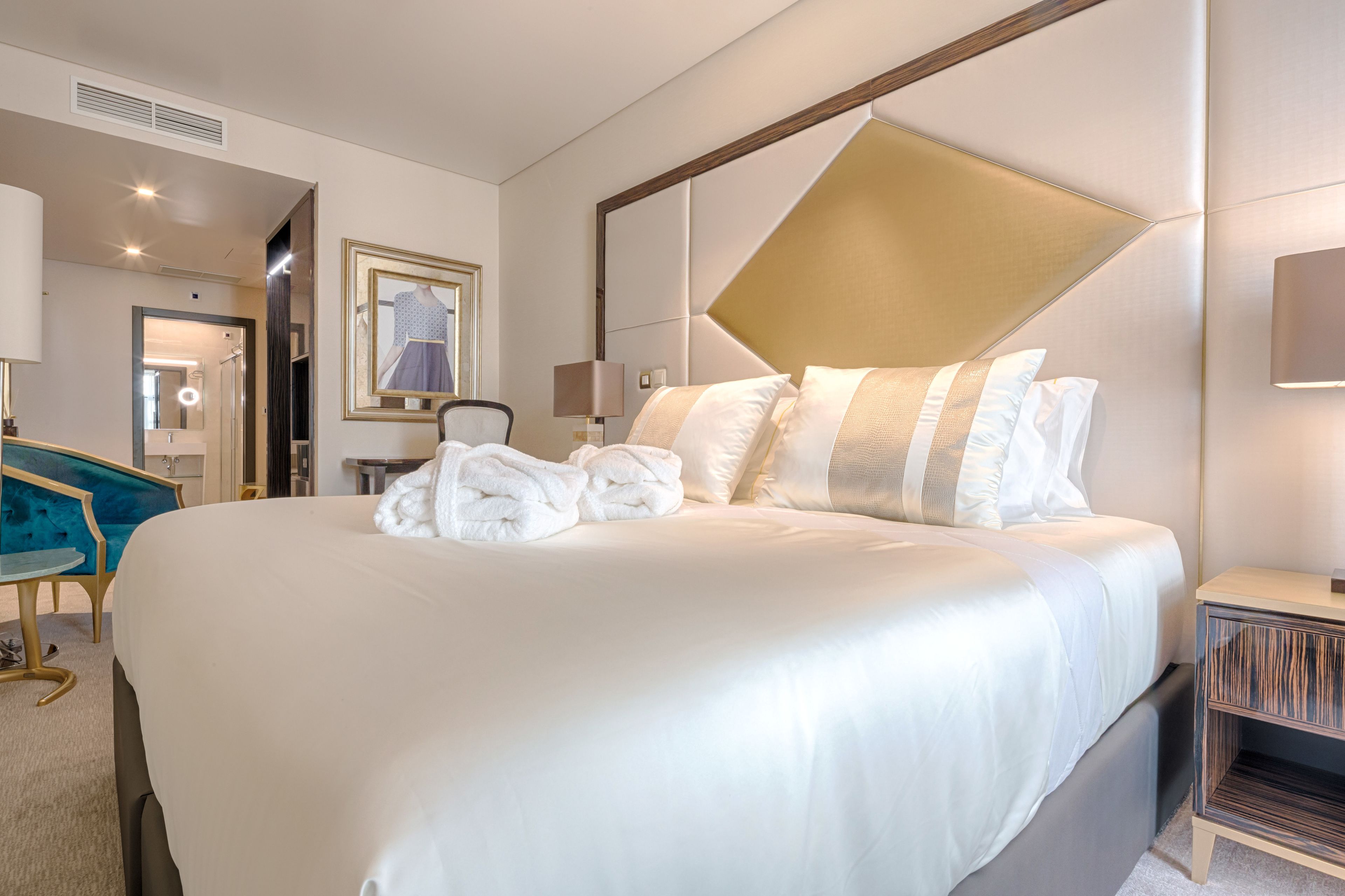 suite | minibar, in-room safe, blackout curtains, soundproofing