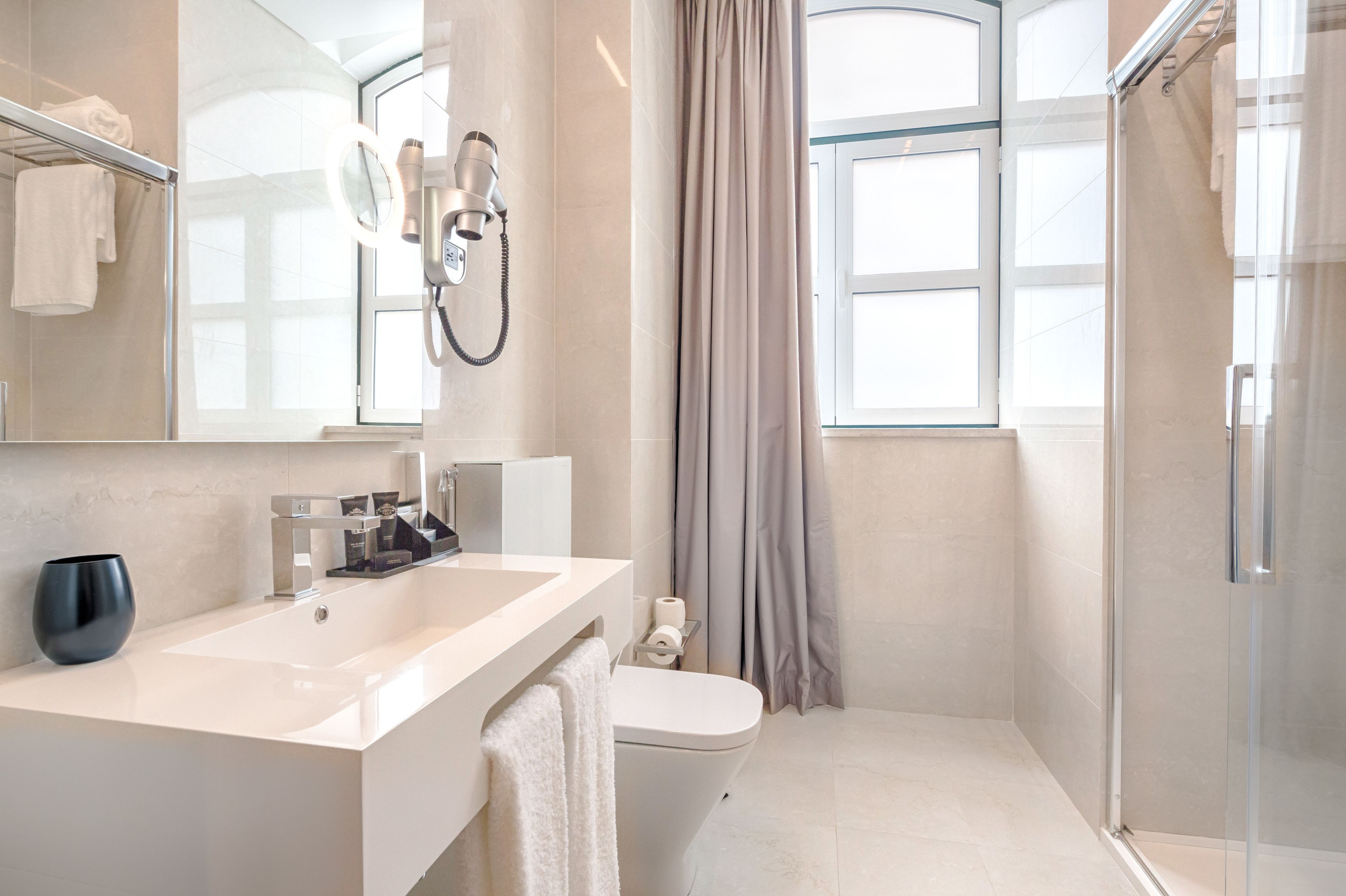 shower, free toiletries, hair dryer, towels