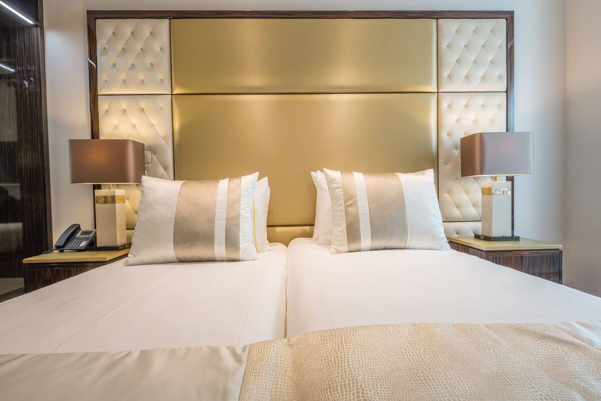 Standard Twin Room | Minibar, in-room safe, blackout drapes, soundproofing