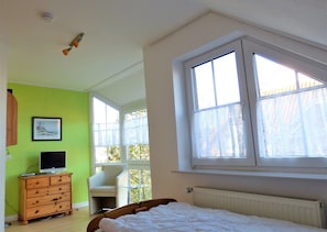 2 bedrooms, iron/ironing board, travel cot, free WiFi