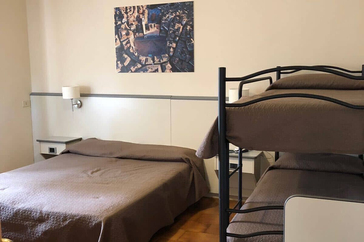 Familieværelse til 4 personer | Premium-sengetøj, minibar, pengeskab på værelset, skrivebord
