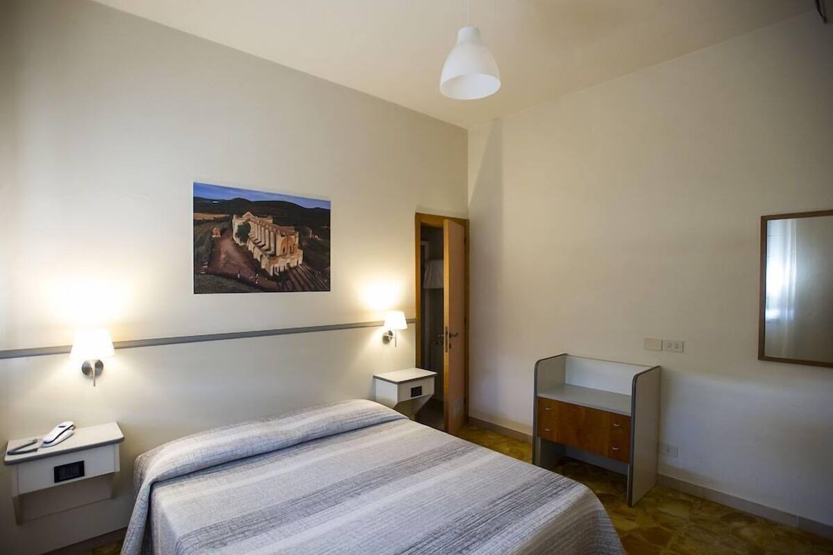 Sengetøy av topp kvalitet, minibar, safe på rommet og skrivebord