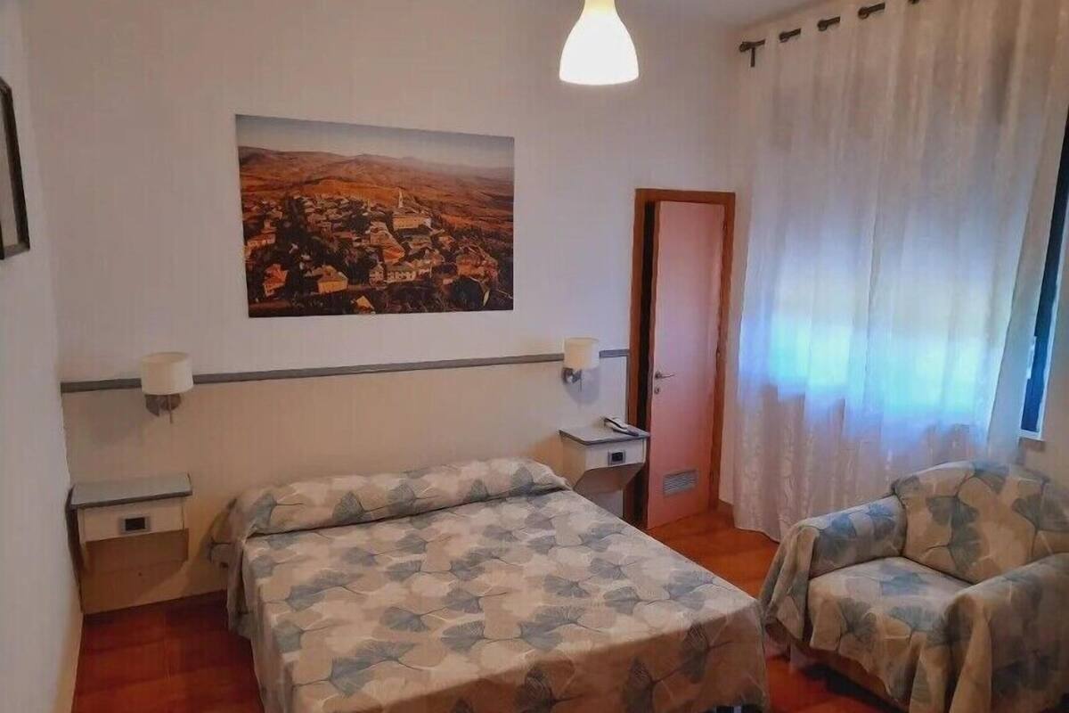 Sengetøy av topp kvalitet, minibar, safe på rommet og skrivebord