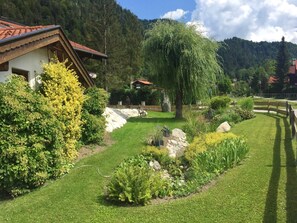 Property grounds - (2) FeWo Bergveilchen, Zwei-Raum-Wohnung, ca. 43 qm, mit Terrasse (Reit im Winkl)